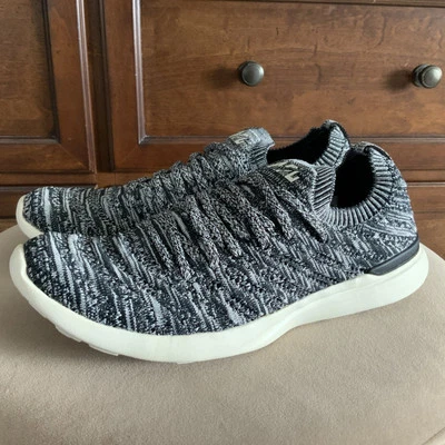 Zapatilla deportiva para mujer APL 8,5 Techloom Wave negra blanca melange x FREE PEOPLE Foto 1 de 4