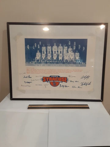 2003 SYRACUSE UNIVERSITY NCAA BASKETBALL CHAMPIONS FRAMED SIGNED TEAM PICTURE Cover