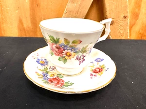 Vintage Royal Windsor Bone China Teetasse & Untertasse - Blumenmuster - Bild 1 von 7