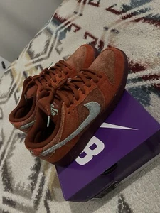Taglia 9.5 - Nike Dunk SB Low Mystic Red - Foto 1 di 5