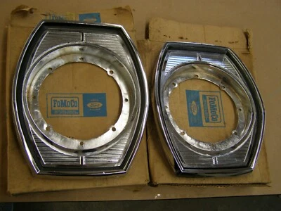 Nuevo de Lote Original Ford Galaxie 1965 Custom 500 Luz Trasera Bisel Cromo Borde Bisel Puerta Foto 1 de 4