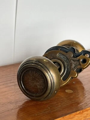 ANTIGUAS PERILLAS Y ESCUDOS DECORATIVOS DE LATÓN PARA PUERTA DE MORTAJA - YALE Foto 1 de 4