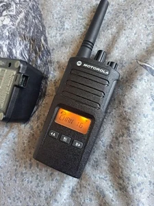 Motorola XT460 16-Channel Handheld Radio Walkie Talkie - Black - Zdjęcie 1 z 3