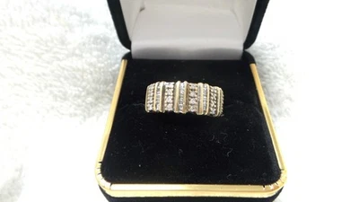 Banda de diamantes de oro amarillo de 10 quilates para dama Foto 1 de 4