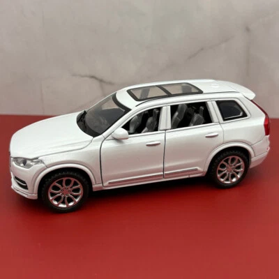 2020/2024 Volvo XC90 White - 1:32 Scale - Image 1 of 4