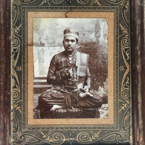 Orient — portrait studio d'un dignitaire en costume assis en tailleur — c. 1900. - Picture 1 of 3