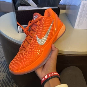 PARA HOMBRES KOBE VI PROTRO_NARANJA TOTAL/PLATA METÁLICA EN STOCK IH1871-800-TALLA 10.5 - Imagen 1 de 5