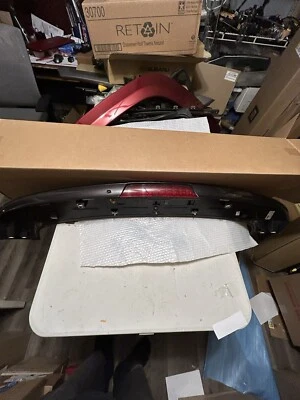 liftgate spoiler 2010-2016 GMC Terrain OEM Pre-owned W/3rd Brake Light - Imagem 1 de 4