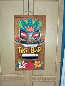 INSEGNA IN LEGNO MASSELLO " TIKI BAR " CON FIORI DI KAMBOJA - Foto 1 di 11
