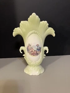 Jarrón victoriano para derrames con pareja de campo descansando en jardín - Imagen 1 de 7