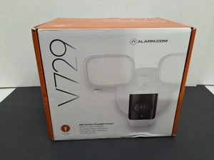 Alarm.com V729 4MP Outdoor Floodlight Camera w/ 2-Way Audio - 3000 Lumens - Picture 1 of 5