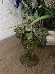 Fenton kolonialgrün Glas Schuhnagel kleine geriffelte Kegel Trompete Vase 4" hoch - Bild 1 von 4