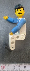Lego Technic Figur Rennfahrer weiß-blauer Anzug OHNE Helm 1980er - Bild 1 von 4