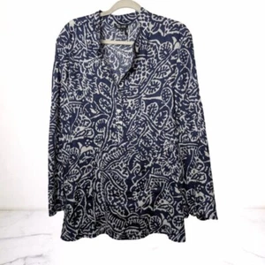 Create a minimalistic product photo of a blouse displayed on a white dress form - Picture 1 of 5