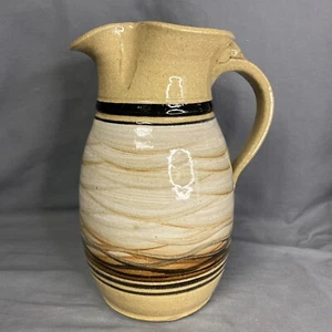 Schöner Studio signierter Kunstkeramik Krug 8,5" hoch braun Wirbel glasiert - Bild 1 von 6