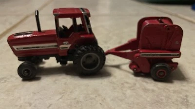 Tractor Toy Ertl International 5088 y empacadora International 2400 - De colección años 80 Foto 1 de 4