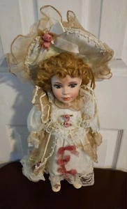 Viktorianische Puppe mit erdbeerblonden Haaren und Hut - gebraucht - Bild 1 von 3