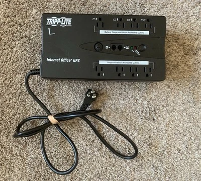 Protector contra sobretensiones Tripp Lite UPS 550VA 120V 8 tomas de corriente Foto 1 de 4