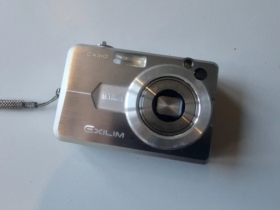 Casio EXILIM EX-Z850 8.1MP DigitalKamera inkl. Zubehörpaket | Silber - Bild 1 von 4