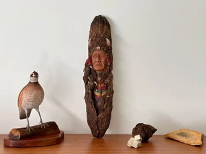 Handbemalte Wandskulptur Indianer Häuptling - Kunstrinde Schnitzerei Kopfschmuck - Bild 1 von 8