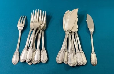 12 couverts a poisson BOULENGER modèle LOUIS XVI LAURIERS métal argenté couteau - Photo 1/4