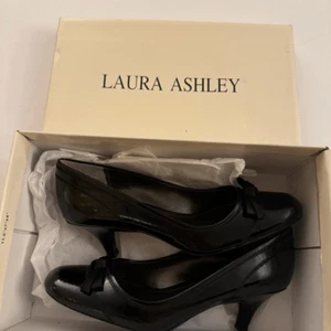 Laura Ashley | Tacones y zapatos de salón | Tacones de cuero negros sin cordones para mujer talla 7,5 - Imagen 1 de 9