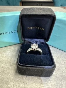 Anillo de compromiso de diamantes con montura de canal de platino Tiffany & Co de 2,51 quilates. RTL $62.000. - Imagen 1 de 8