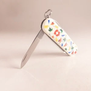 Limited Edition 2013 LITTLE BIRDS Victorinox Classic SD Swiss Army Knife 58mm - Picture 1 of 5