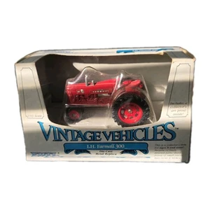 Ertl Oldtimer Fahrzeuge 1985 - I.H. Farmall 300 Traktor Maßstab 1:43 #2513 Neu in OVP - Bild 1 von 2
