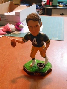 BRETT FAVRE "LEGENDS OF THE FIELD" BOBBLEHEAD #201 of 5,000 PACKERS HOF - Picture 1 of 4