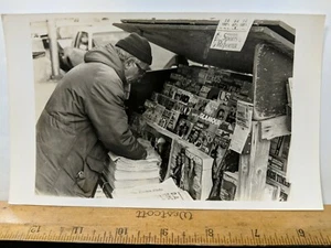 1X Vintage Classic Original 5X8 Photo Photograph News Stand Old Timer Magazine - Picture 1 of 4