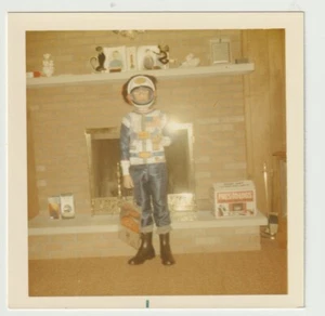 VINTAGE SNAPSHOT: KID IN ASTRONAUT HALLOWEEN COSTUME, VINTAGE TREAT BAG - Picture 1 of 1