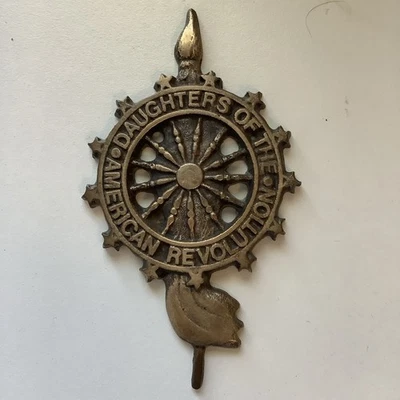 Daughters Of The American Revolution (DAR) Cast Bronze Insignia  Grave Marker - Image 1 of 4