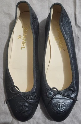Chanel: Ballet plano de cuero con logotipo CC entrelazado, talla UE 39,5 y mujer EE. UU. 9,5 Foto 1 de 4