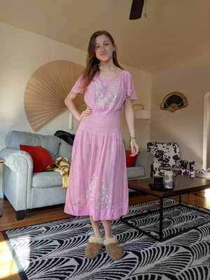Vestido de lino rosa de los años 20 con trabajo a mano, bordado y corte Foto 1 de 4