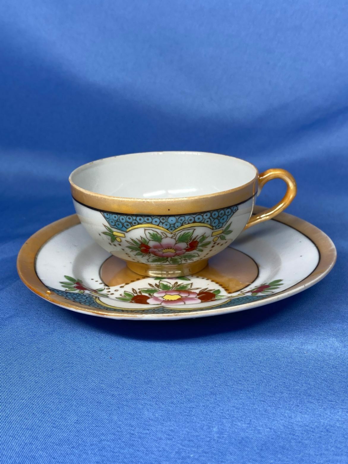 ROYAL WINDSORfine bone chinaSET OF ROSES