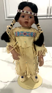 Vintage Danbury Mint Indianer Indianer Mädchen Keramik Puppe mit Ständer 12" - Bild 1 von 6