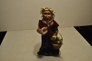 Byers Choice Carolers Donna con Cesto di Frutta - Foto 1 di 7