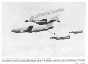 VINTAGE USAF PHOTO · UNITED STATES AIR FORCE BOEING KC-135 REFUELS F-4C PHANTOM - Picture 1 of 1
