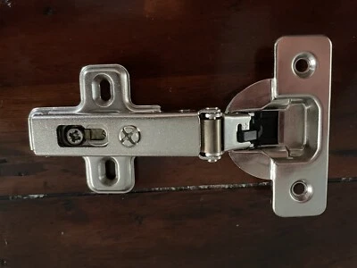 Salice Silentia 110.  Dobradiça de fechamento macio sobreposição completa de 1/2 polegada - Imagem 1 de 4