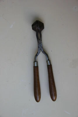 Fer à friser ancien, en métal et bois. n°29. - Photo 1/4