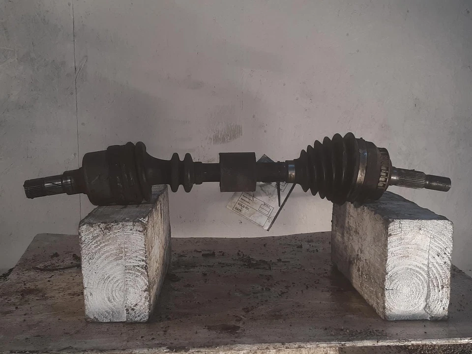 Used Left Drive Axle Shaft fits: 1996 Saab Saab 900 Front Axle exc. Viggen Front - Imagem 1 de 3
