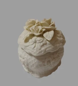 Keramik Schmuckschatulle Blumen Vintage cremeweiß Biskuit mit erhabenen Blumen - Bild 1 von 4