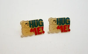 2 Vintage Campy Cute Bear Hug Me! Humor Catch Phrase 1970s Hat Lapel Pin New NOS - Picture 1 of 1