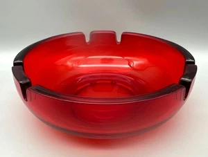 Vintage Glas rubinrot Aschenbecher mit gekerbtem Design dick schwer Mid Century sehr guter Zustand - Bild 1 von 5