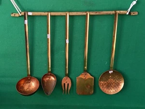 LOTTO 5 MESTOLI UTENSILI VINTAGE DA CUCINA IN RAME E OTTONE CON SUPPORTO. CU82 - Foto 1 di 7