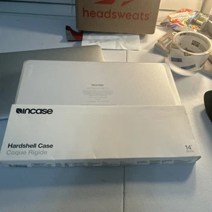 Incase – Hardshell Dot Case for Apple® MacBook Pro 14″ (2021–2023) – Clear - Picture 1 of 14