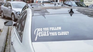 ¿Sigues a Jesús tan cerca? Calcomanía adhesiva de pared de vinilo para ventana de coche - Imagen 1 de 2