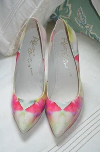 NWT Alice & Olivia Beige/Pink Watercolor Patent Leather 5" Heel Pumps Size 39 - Picture 1 of 12