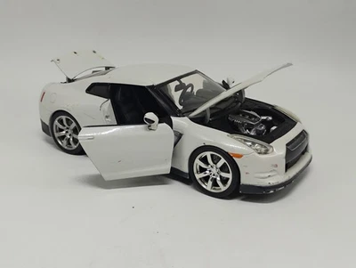 Nissan GT-R 2009 blanco metálico escala 1:24 Jada Toys para repuestos o reparación Foto 1 de 4